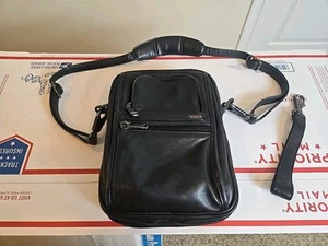 Tumi Sac Bandoulière Adulte Petit Cuir Noir 92102D4 Zip avec Sangle Amovible - Photo 1/24
