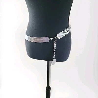 Cinturón de metal plateado vintage años 80 ajustable 30-36" estampado Hong Kong Foto 1 de 4