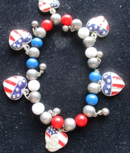 Handgefertigtes Armband mit patriotischen Herzen. 3,5 cm Stretch. Geschenkbox - Bild 1 von 4