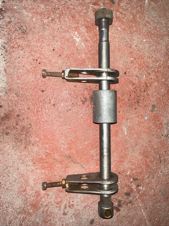 OEM Yamaha YCS1 CS1 Bonanza 1968-70 Rueda Trasera Husillo Cadena Ajustadores Tuerca Foto 1 de 4