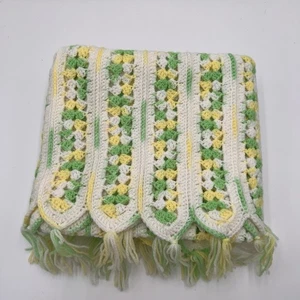 Pastellgrün gelb weiß gehäkelt Baby Afghan Decke gewellter Rand mit Fransen - Bild 1 von 10