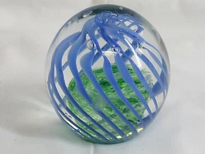 Vidrio artístico vintage de peso de papel verde con remolino azul Bullicante esfera redonda - Imagen 1 de 6