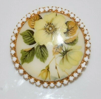 ELEGANT COUTURE LARGE ROUND PAINTED FLOWERS ON PORCELAIN GOLDEN STATEMENT BROOCH - Image 1 of 4