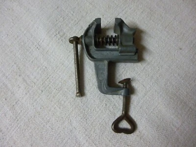 Vintage Outils Jouets Anciens pour Enfants Miniatures en Métal étau ancien - Photo 1/2