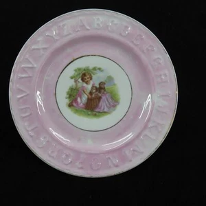 Plato de alfabeto decorativo vintage para niños de 7" - rosa con niña y dos cachorros - Imagen 1 de 6