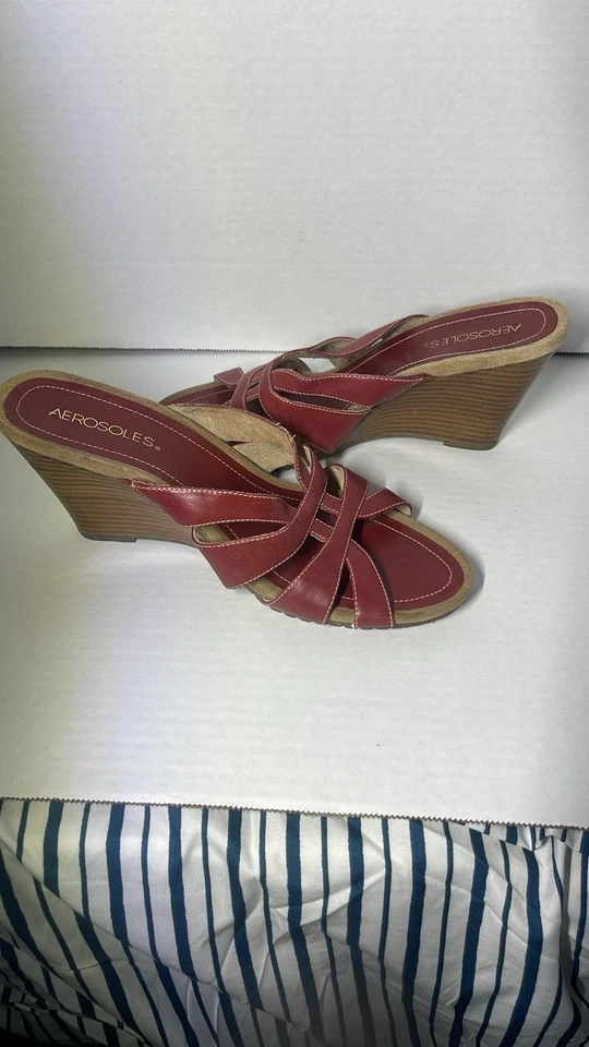 Zapatos de cuña Aersoles rojos con correas geométricas Foto 1 de 4