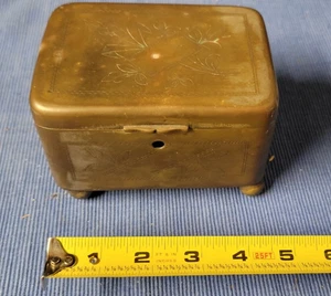 Caja de baratijas tocador joyería años 40 con patas de latón de colección, marcada MARS FAB B.A. BYRNE - Imagen 1 de 16