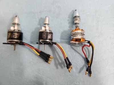 Dos motores NTM Prop Drive 2826 1350 KV y uno Turnigy Aerodrive 2826/6 2200KV Foto 1 de 4