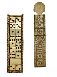 Seltenes antikes Domino-Set aus geschnitztem Knochen aus dem 19. Jahrhundert - Maße aus der napoleonischen Ära - Bild 1 von 18