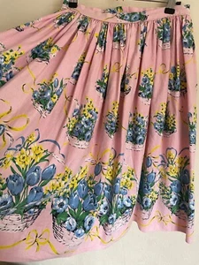 Vintage 1950s Skirt Novelty Border Print Tulip Baskets Pink Flower Floral W26 - Picture 1 of 7