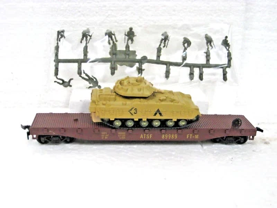 HO MODEL POWER ATSF FLAT W/ TANK AND 10 TROOPS #RR8465 - Image 1 of 4