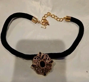Collar Gargantilla AVON Terciopelo Tono Dorado Medallón Negro Cuentas Regencia Clásico - Imagen 1 de 7