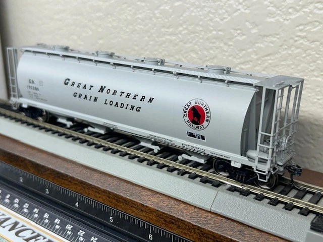 GREAT NORTHERN " GRAIN LOADING " WHEAT CYLINDRICAL 4 BAY HOPPER CAR HO Scale NEW - Image 1 of 4