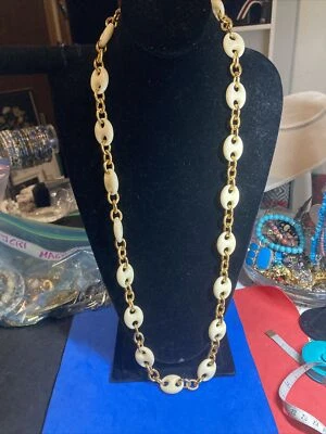 "Collar acrílico vintage tono blanco crema y dorado 32"" JM" Foto 1 de 4