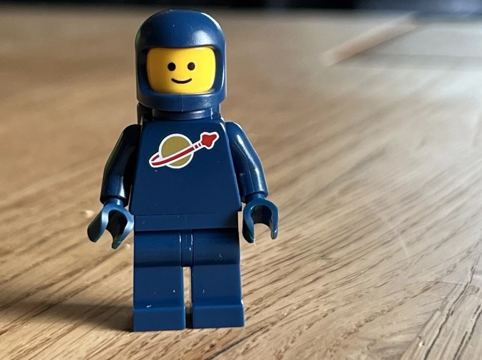 LEGO Classic Space man Minifigur Dark Blue / Dunkelblau Astronaut - Bild 1 von 1