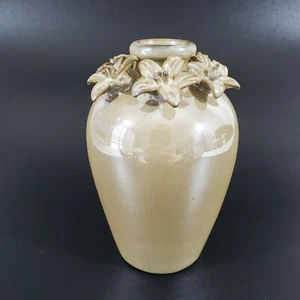 Jarrón con flores con acabado de bronce en forma de urna con brillo - Imagen 1 de 7