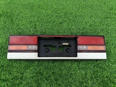 Centro de decoración Mazda 626 GD sedán usado Foto 1 de 4