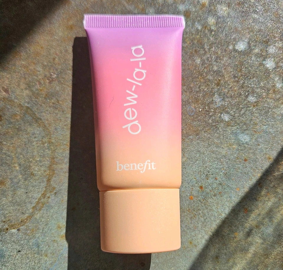 Iluminador líquido Benefit NOVA MEDIUM TAN Dew La La All-Over Glow .85 oz nuevo sin caja Foto 1 de 2