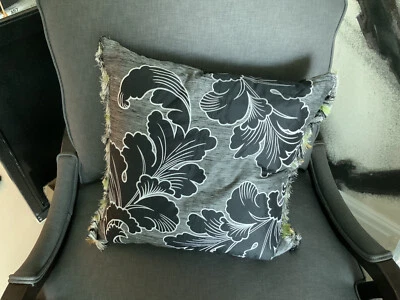 Almohada gremio diseñador gris blanco negro 1 disponible Foto 1 de 3