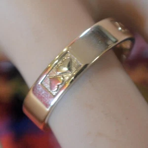 9 ct GOLD second hand plain band with hearts ring - Picture 1 of 7