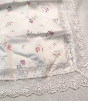 Pañuelo Nina Ricci Talla 18" x 18" Foto 1 de 3