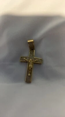 Dije de cruz de diamantes de oro de 10 quilates Foto 1 de 2