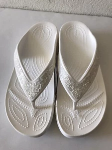 SANDALIAS DE PLAYA MUJER CROCS SLOANE BLANCO/BLANCO BRILLO CHANCLAS PLATAFORMA 7 NUEVAS CON ETIQUETAS - Imagen 1 de 8