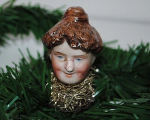 Antiguo adorno de árbol de Navidad cabeza de muñeca porcelana en pinza, 0807 - Imagen 1 de 2