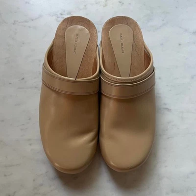 ZUECOS ISABEL MARANT DE DISEÑO DE CUERO CON TACHUELAS EN COLOR TOSTADO CON TACÓN DE MADERA Foto 1 de 4