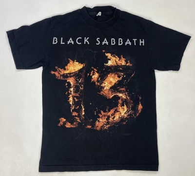 Camiseta Black Sabbath 13 Flames Gráfica Mujer Pequeña Negra Manga Corta Música Foto 1 de 4
