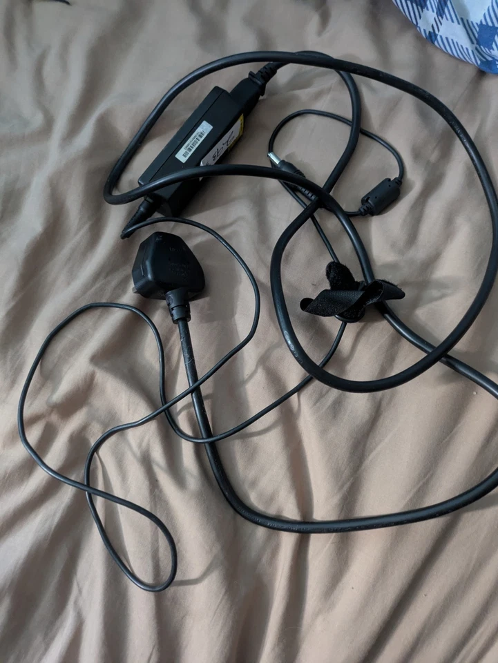 Genuine Toshiba Laptop Charger 19V - 1.58A 30W with Power Lead - Image 1 of 4