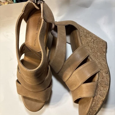 Adrienne Vittadini 坡跟凉鞋裸色皮革女式 7.5 码露趾拉链  — 第 1/4 张图片