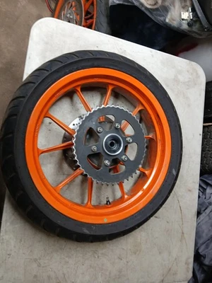 Llanta trasera KTM 390 Duke 2016 con rotor y buje de piñón Foto 1 de 4