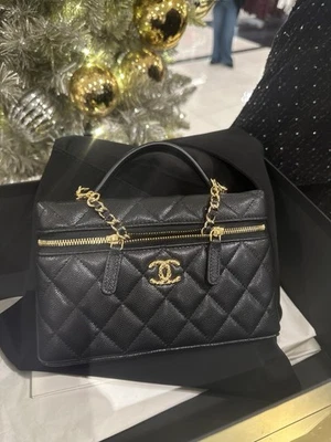 Bolso Chanel Slim Vanity con asa superior; cuero caviar acolchado negro con oro claro Foto 1 de 4