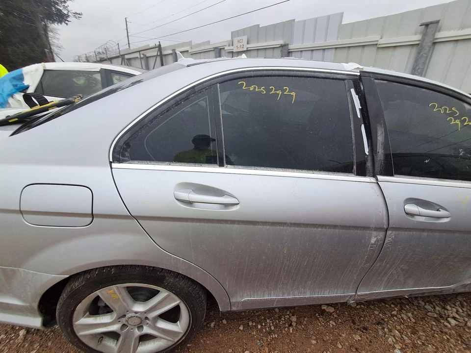 Used Rear Right Door Assembly Rear Side fits: 2011 Mercedes-benz Mercedes c-clas Foto 1 de 4