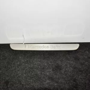 Piastra davanzale porta destra anteriore Mercedes-Benz Classe C S205 A2056807003 2016 - Foto 1 di 3