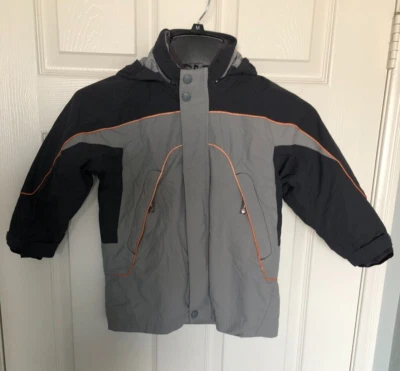 REI - Chaqueta de invierno forrada con capucha negra/gris talla XS 4/5 para niños Foto 1 de 4