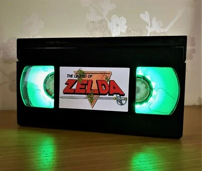 The Legend Of Zelda Veilleuse VHS, Nintendo, Lampe de lit, Lampe de bureau, Cadeau, TV - Photo 1/4