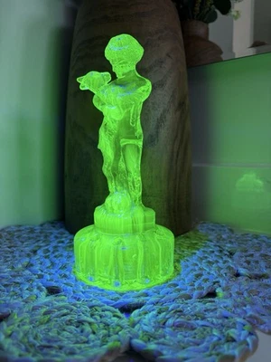 АР-ДЕКО ЗЕЛЕНОЕ УРАНОВОЕ СТЕКЛО КЕМБРИДЖ ДЛЯ ДВУХ ДЕТЕЙ ЦЕНТРАЛЬНАЯ ФИГУРКА ЛЯГУШКА 9"" - Изображение 1 из 4