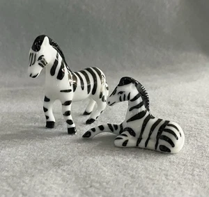 Par de estatuillas miniatura vintage de cebra de porcelana - Imagen 1 de 6