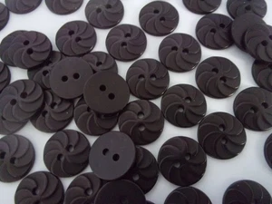 50 Round Orange Slice Pinwheel Buttons 15mm Black Sewing Knits Baby Q95 - Picture 1 of 2