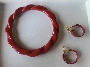 Paar burgunderrote Creolen mit Schraubverschluss & passendes Kunststoffarmband Vintage - Bild 1 von 4