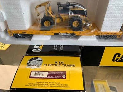 MTH PREMIER CATERPILLAR #20-98357 FLAT CAR #54504 WITH 545 GRAPPLE SKIDDER - Image 1 of 3