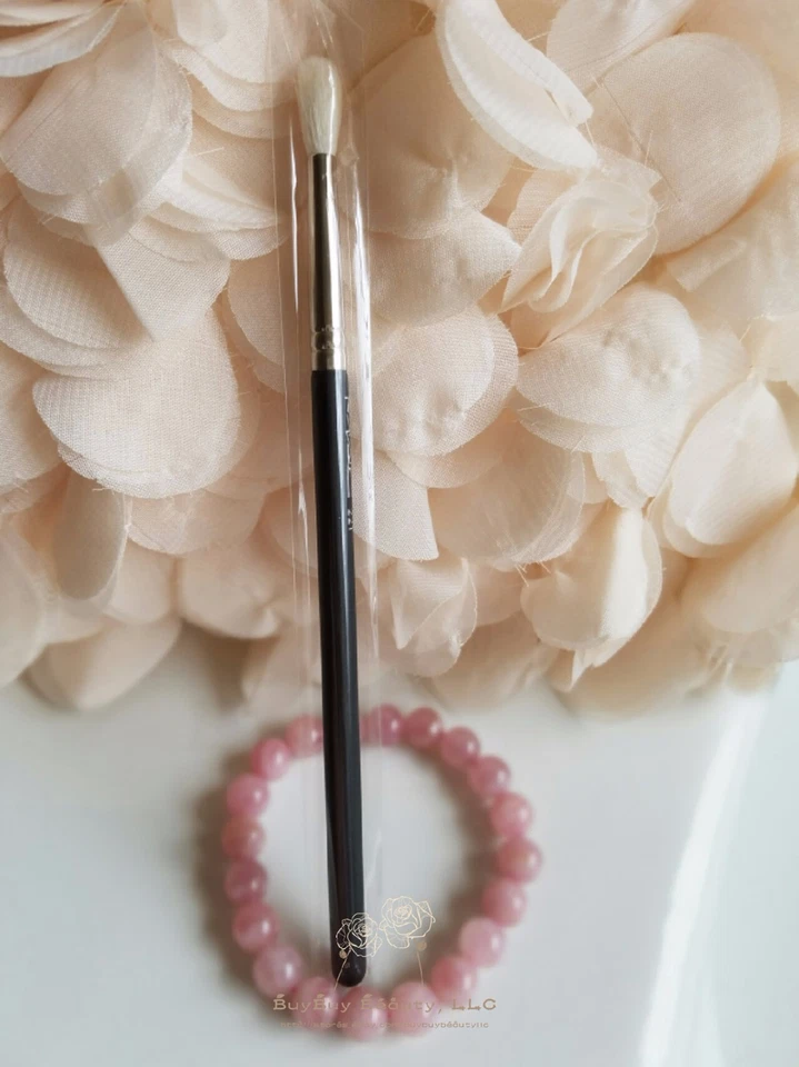 MAC 221 Mini Tapered Blending Brush Discontinued Natural Hair New in Sleeve - Image 1 of 1