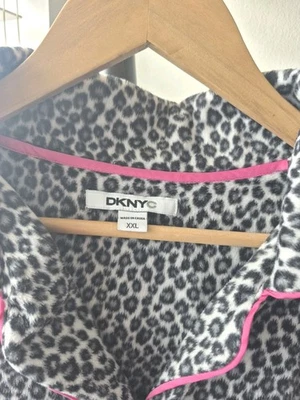 XXL DKNY Pijama Abotonado Top Terciopelo Nieve Leopardo Animal Rosa Caliente Borde Satinado Foto 1 de 3