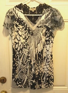 Blusa floral One World Live & Let Live PL blanca/azul marino con tachuelas DW814 - Imagen 1 de 6