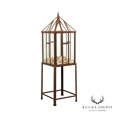 Terrario de invernadero con marco de acero y vidrio sobre soporte Foto 1 de 4