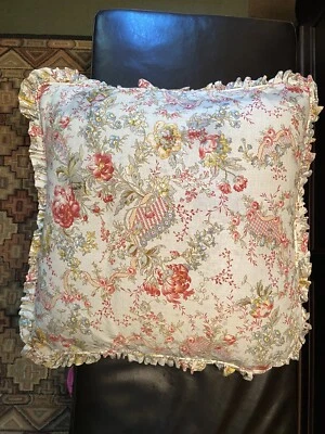 JCP Home Collection 26” Euro almohada farsa. Lt azul/verde con rosas rojas. Con volantes. Foto 1 de 4