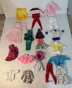 Lotto vestiti bambola Barbie vintage, 20 pezzi in totale - Foto 1 di 11
