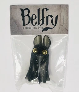 Amanda Louise gespreizt schwarz mit goldenen Augen Glitzer Glockenturm Fledermaus Harz Figur 2,5" D - Bild 1 von 4